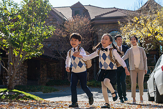 年轻夫妻接孩子放学