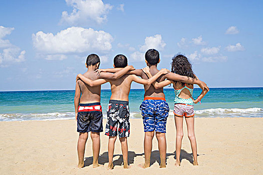 四个,儿童,站立,海滩
