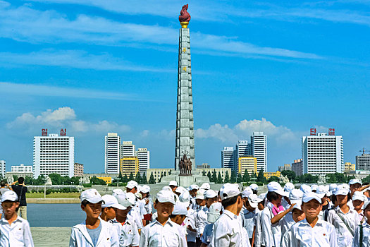 朝鲜学生在平壤主体思想塔前