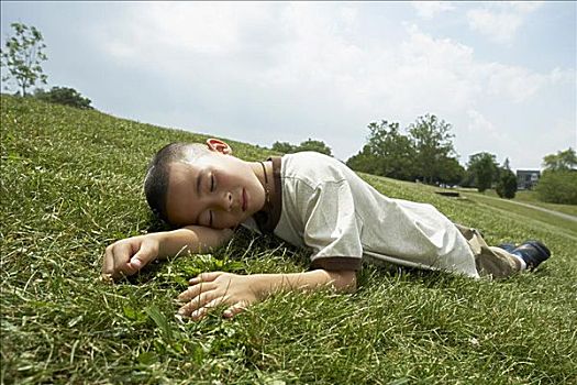 男孩,躺下,草地