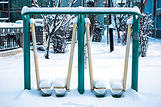 社区健身器材上的积雪