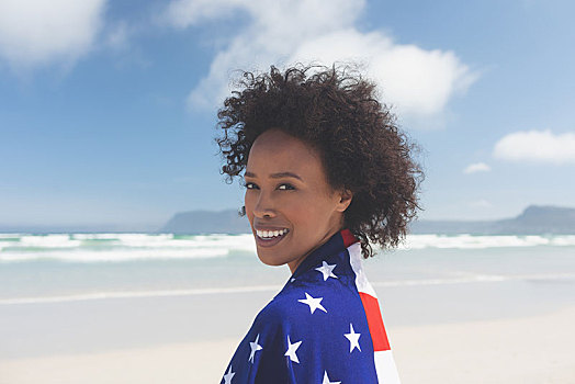 女人,包着,美国国旗,海滩