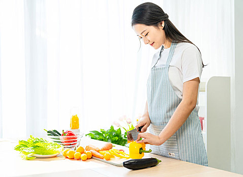 年轻女子在厨房做饭