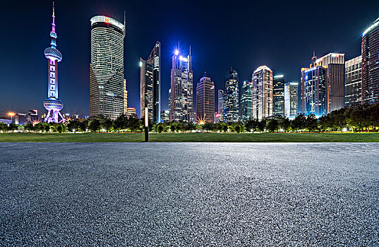 上海空旷的城市广场道路与现代商业建筑风光