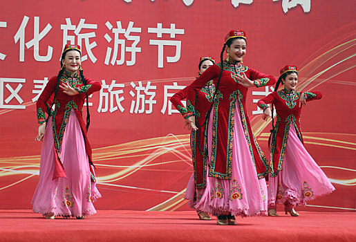 新疆哈密,民族歌舞热场美食旅游文化节