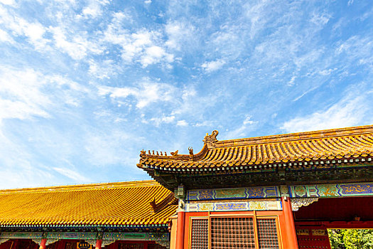 蓝天白云下的北京故宫坤宁门