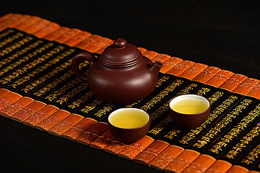 紫砂茶壶茶杯茶具放在经书竹简上茶文化茶艺