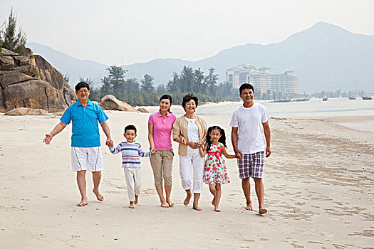 一家人在海滨度假