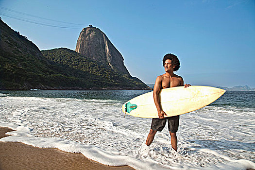 男人,拿着,冲浪板,海滩,里约热内卢,巴西
