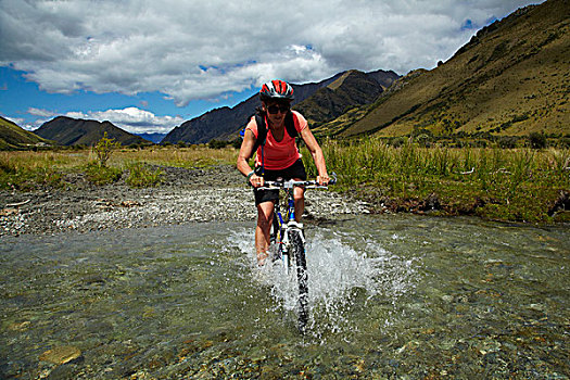 山地车手,溪流,靠近,皇后镇,奥塔哥,南岛,新西兰