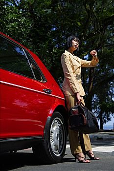 女人,靠着,红色,汽车,手提包,看表