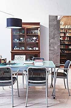 现代,椅子,座椅,玻璃桌,设计师,灯,正面,老式,陈列柜,书架,背景