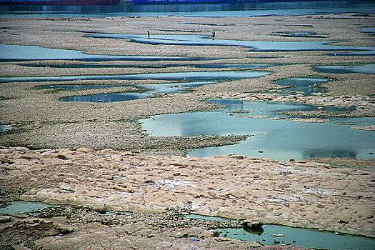2006年重庆百年一遇的特大旱灾,嘉陵江因旱已露出古河床