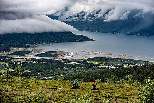 两个男人,山地自行车,乘,小路,高处,乡村,俯视,挪威北部,夏天