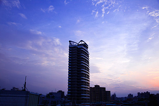 栋现代的住家高楼耸立在黄昏夕阳下