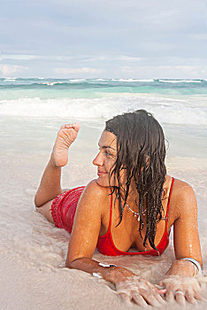 少妇,红色,泳衣,躺着,海滩,水边,墨西哥