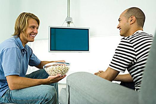 两个男人,交谈,吃,爆米花,平板电视,背景
