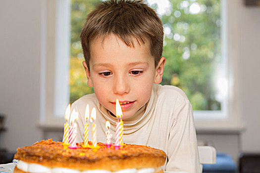 可爱,生日,男孩,看,蜡烛,蛋糕