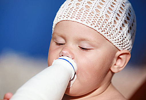 小,白人婴儿,喝牛奶,白人,塑料瓶,高兴