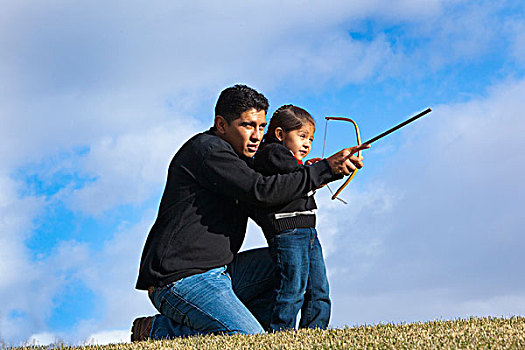 户外,美洲印地安人,父亲,传统,教,3岁,儿子,使用,玩具,弓箭,先辈,猎捕,战争