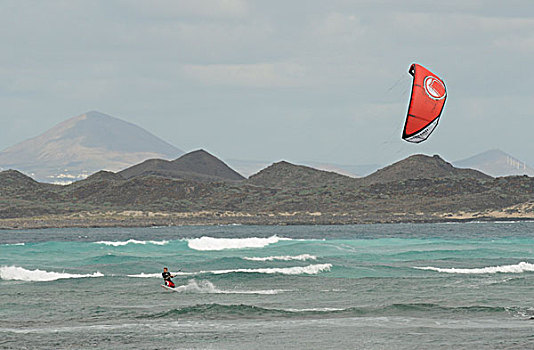 风筝冲浪,正面,兰索罗特岛,岛屿,干盐湖,海滩,科拉莱霍,富埃特文图拉岛,加纳利群岛,西班牙,欧洲