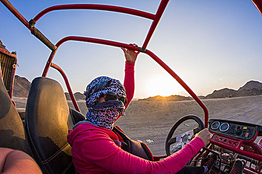 美女,头部,包着,围巾,驾驶,海滩,沙漠,埃及