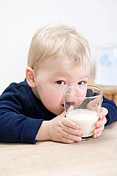 小,男孩,按压,鼻子,牛奶杯