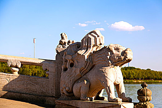 十七孔桥上的龙和石头狮子