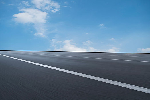 道路沥青路面和天空云彩景观