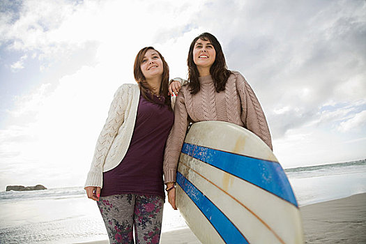 两个女孩,冲浪板,肖像