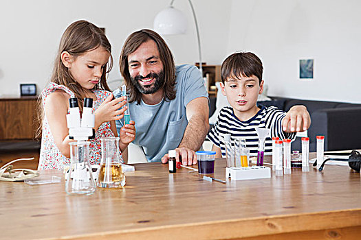 父亲,孩子,科学,实验,桌上,房子