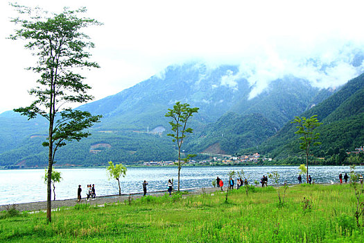 泸沽湖边的湖光山色