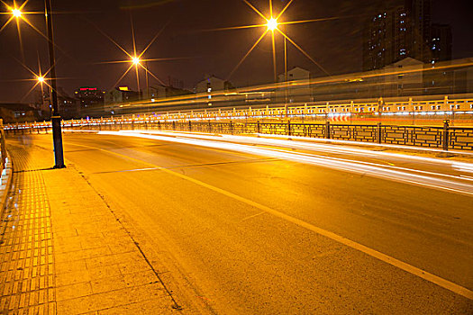 夜晚城市公路