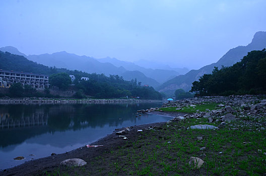 水库的黎明