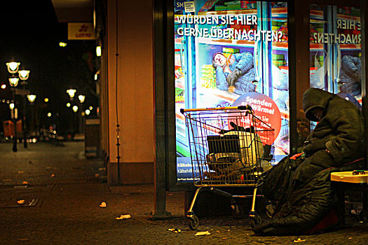 男人,睡觉,公交车站,冰冷,寒冷,正面,海报,柏林,城市,捐赠,寒冷天气,无家可归,德国,欧洲
