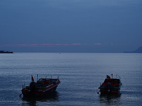 渔船捕捞货运海洋蓝色漂浮水域渔业夏季早晨