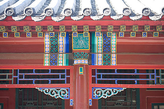 北京白云观内的建筑屋檐的彩绘