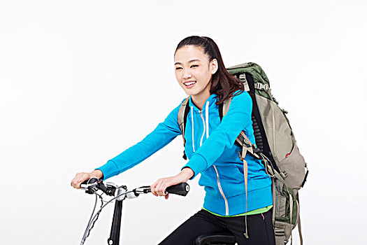 青年女性背着背包骑自行车