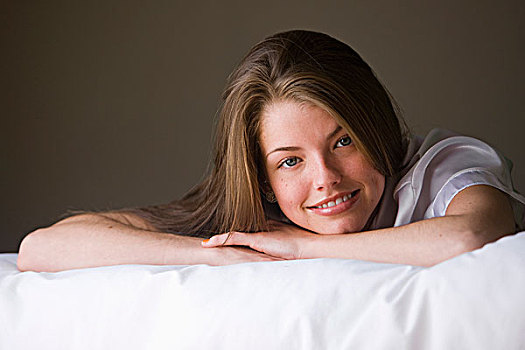 微笑的女子肖像,她躺在床上,臥室