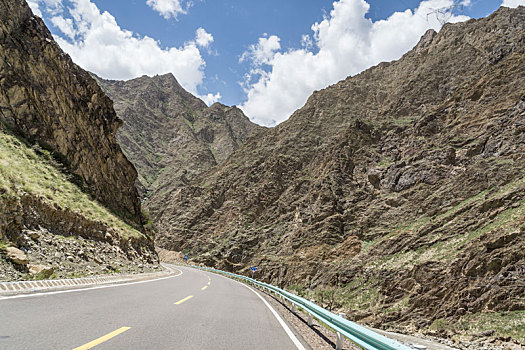 夏季新疆戈壁公路弯道汽车背景