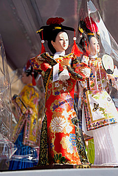 中国传统手工艺品－穿清宫服饰的人