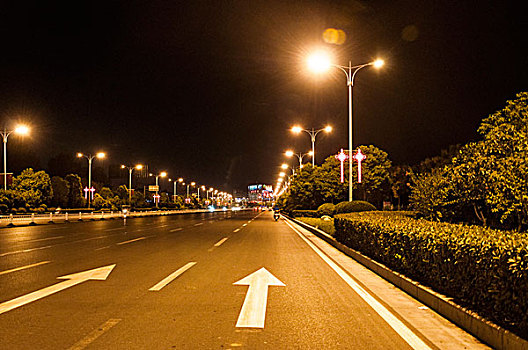 夜晚城市的道路