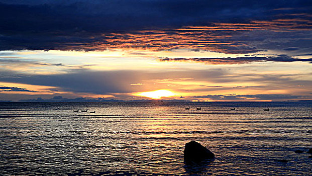 青海湖日出湖边海边日出海边石头