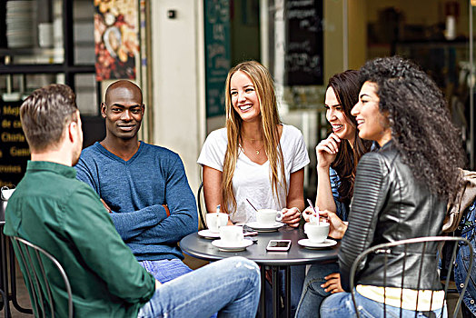 多种族,五个,朋友,咖啡,一起,三个女人,两个男人,交谈,笑,享受,时间,生活方式,友谊,概念,人