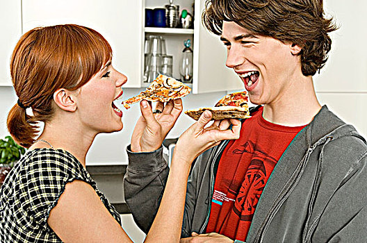 侧面,女青年,少男,喂食,比萨饼