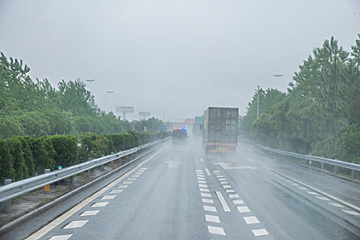 重庆至长沙在雨中g63高速公路