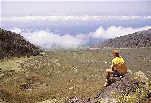 夏威夷,毛伊岛,哈雷阿卡拉火山,远足者,坐,远眺,间隙