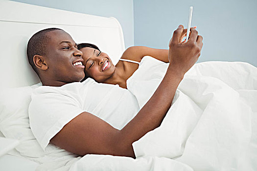 种族,情侣,智能手机,床上