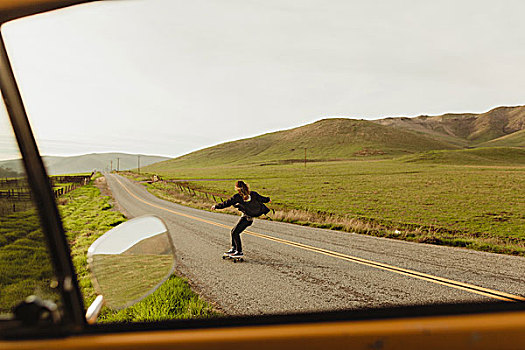 车窗,风景,男青年,玩滑板,滑板,乡村道路,加利福尼亚,美国