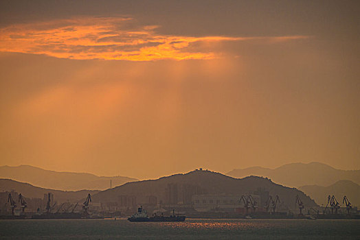 夕阳下海港